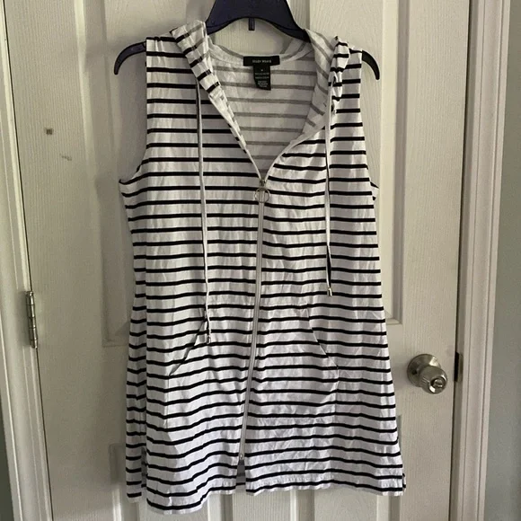 Medium size women’s swimsuit coverup - Picture 1 of 3